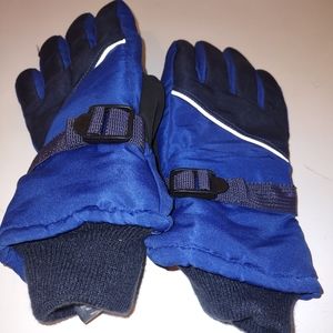 Kids snow gloves.